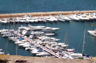 Barcos de recreo y yates en el puerto de España 