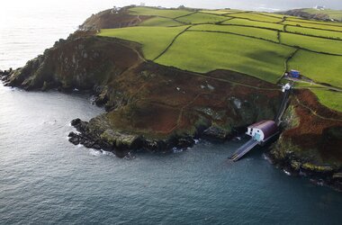 Vista de la estación de salvamento de la Royal National Lifeboat Institution en la costa de Inglaterra