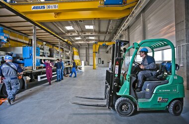 Montaje de una grúa ABUS con ayuda de una carretilla elevadora en la empresa Rolls-Royce de Polonia