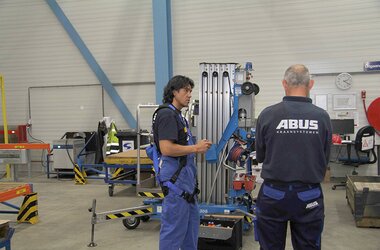 Operador de grúa ABUS controla una grúa ABUS en la nave de producción de la empresa NedTrain Componenten