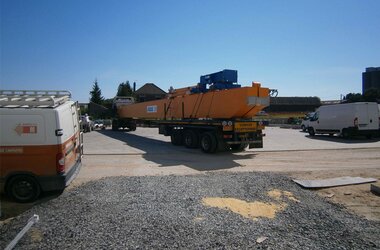 Puente grúa con carro camino del almacén de componentes de la empresa ENERCON en Francia