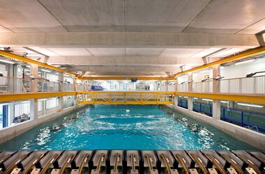 Grúa pórtico ABUS utilizada para ver de cerca los equipos que se están probando en las piscinas de olas de Plymouth