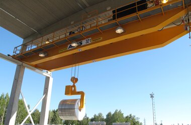 Puente grúa de 32T en uso para la producción de tubos de acero inoxidable en Finlandia